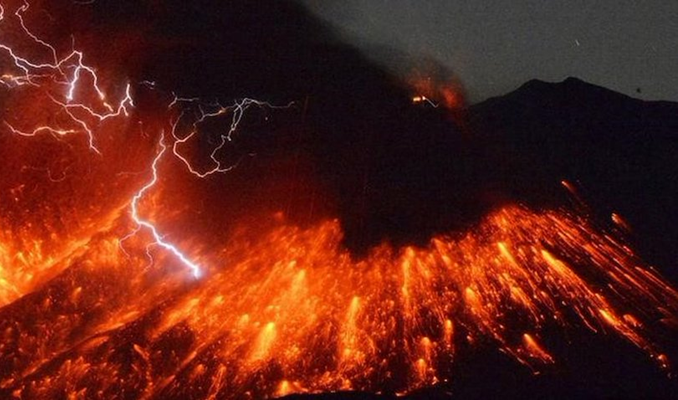 Endonezya'daki Semeru Yanardağında bir patlama daha