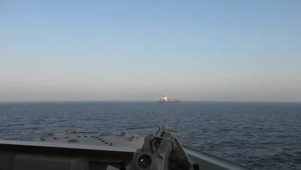 İran, Umman Denizi'nde bir gemiyi vurdu