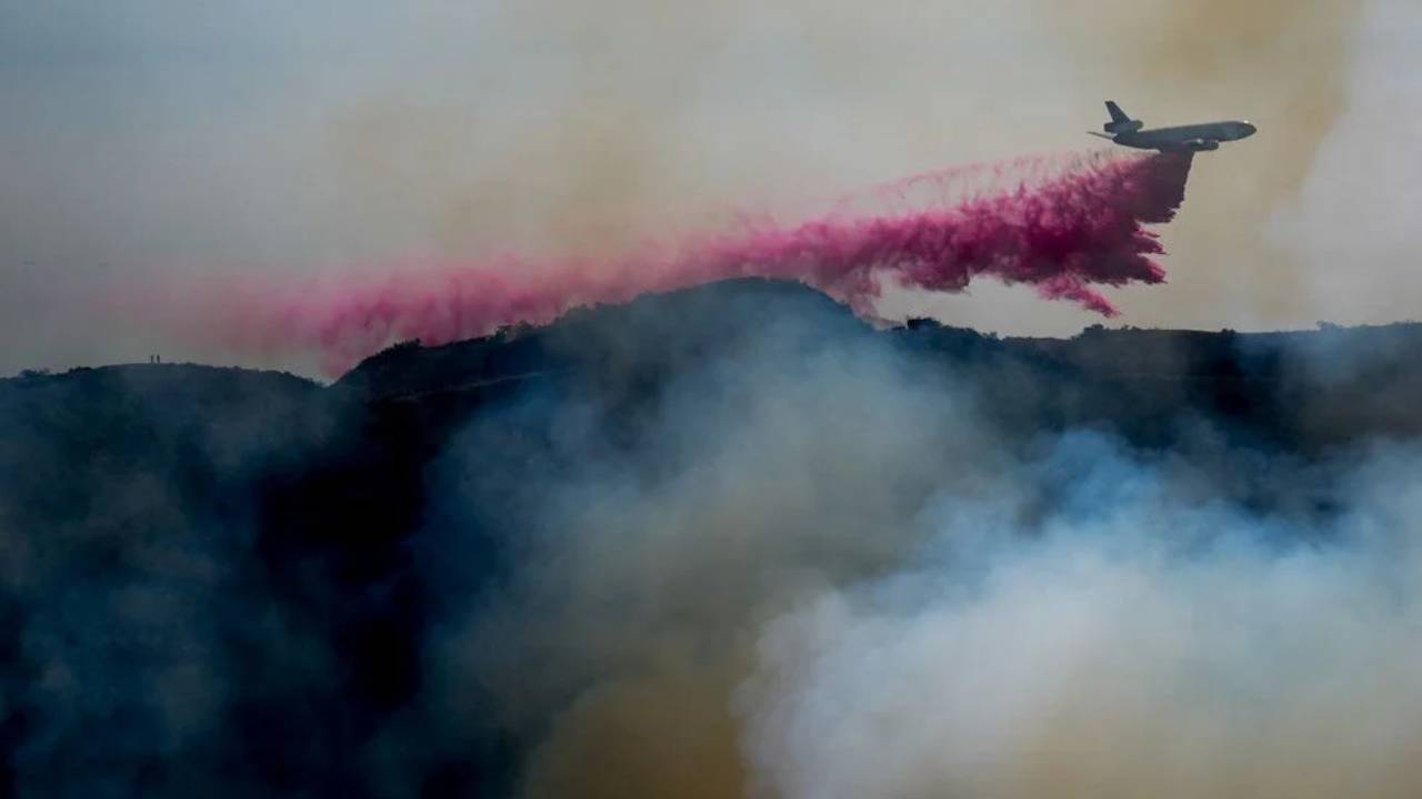 Los Angeles yangınlarına püskürtülen pembe maddenin içinde ne var?