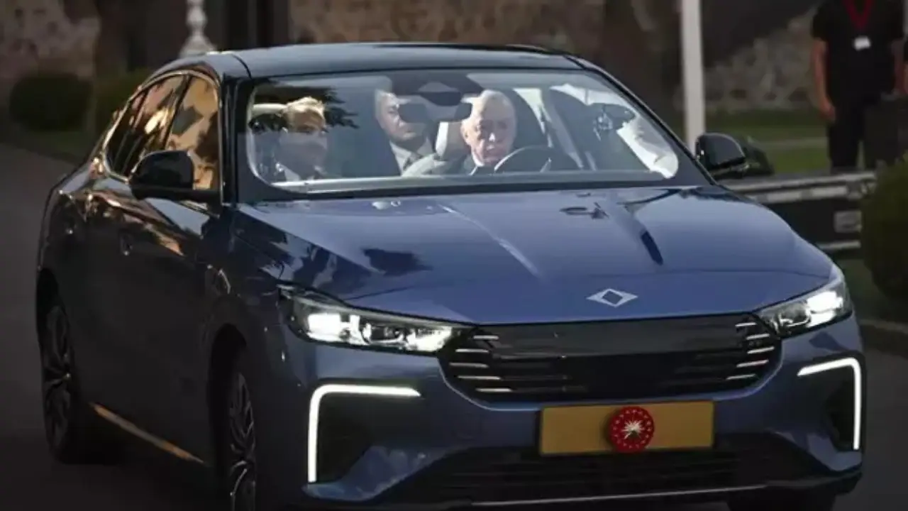 Erdoğan Togg'un yeni modeli T10F'in direksiyon koltuğunda